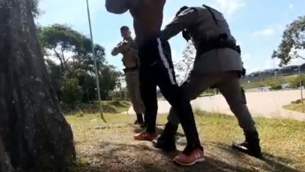 Imagem Ilustrando a Notícia: Defensoria diz que ação contra youtuber foi “violência policial com nítido viés racial”