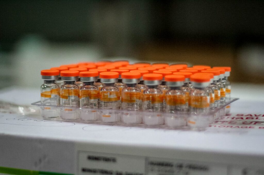 Imagem Ilustrando a Notícia: Coronavac: Instituto Butantan informa chegada de insumos para vacina na quarta-feira (26)