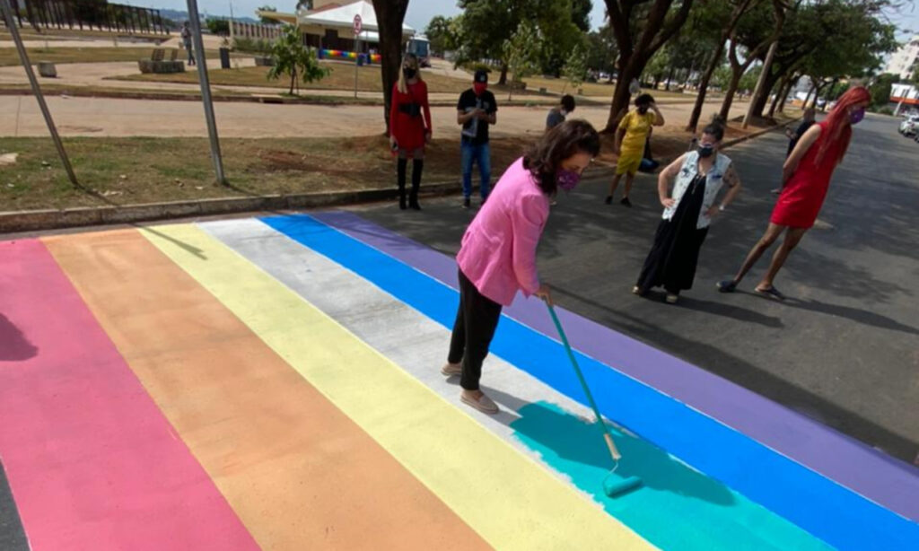 Imagem Ilustrando a Notícia: Apenas uma intervenção urbana: remoção de faixa com cores da bandeira LGBTQIA+ estava prevista