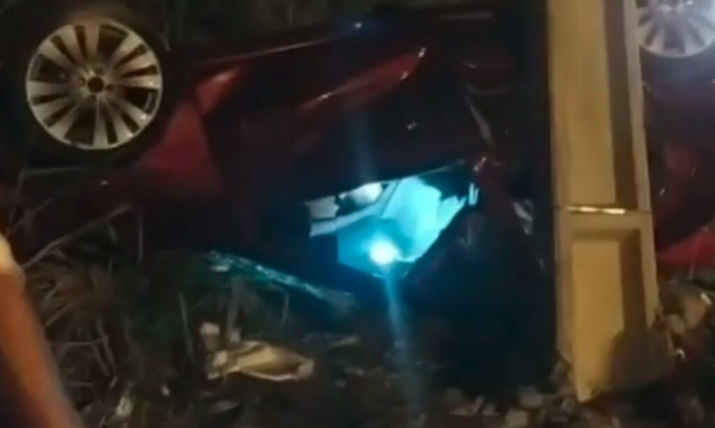 Imagem Ilustrando a Notícia: Motorista morre após bater carro contra poste e capotar em Aparecida
