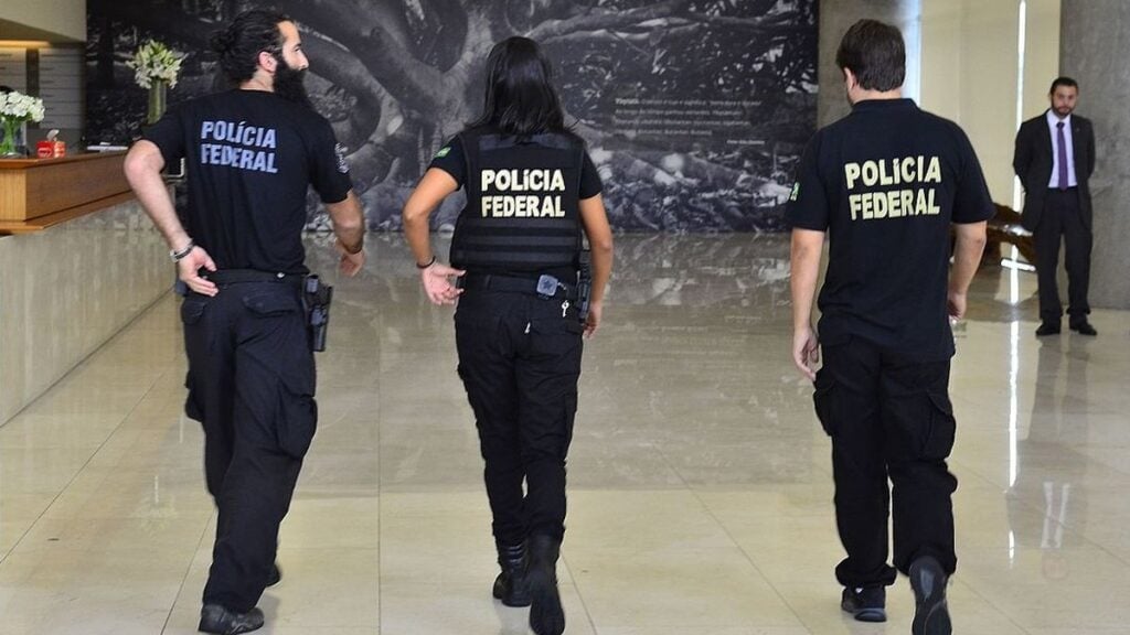 Imagem Ilustrando a Notícia: Com 1,5 mil vagas, cerca de 320 mil participam de concurso público para a Polícia Federal