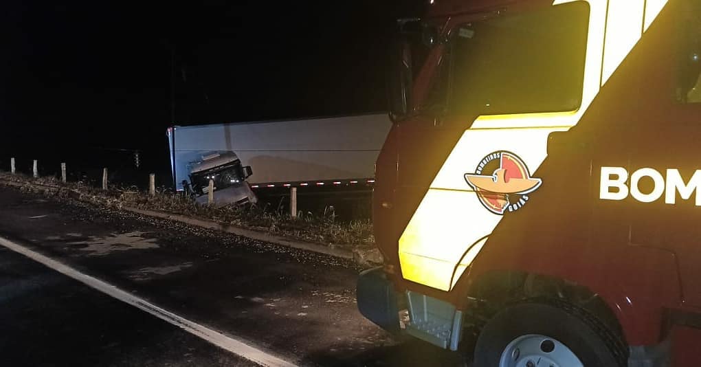Imagem Ilustrando a Notícia: Caminhão sai da pista e colide com poste de energia em Morrinhos