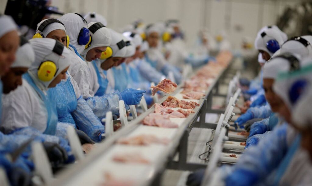 Imagem Ilustrando a Notícia: Arábia suspende compra de carne de ave de 11 frigoríficos do Brasil