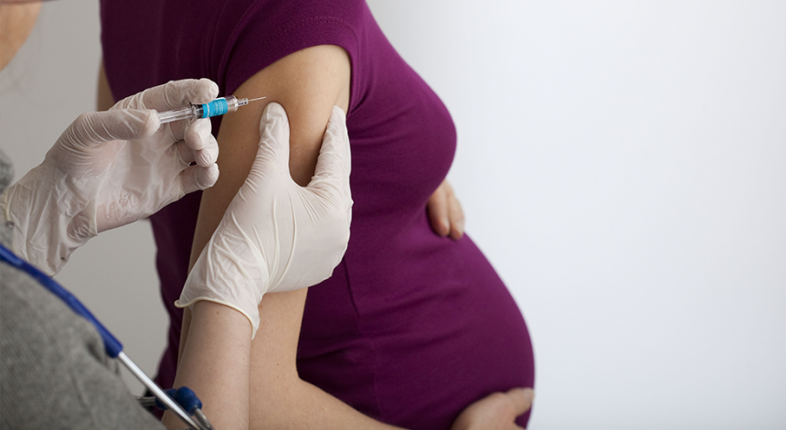 Imagem Ilustrando a Notícia: Após morte, Goiânia suspende vacinação de grávidas com AstraZeneca