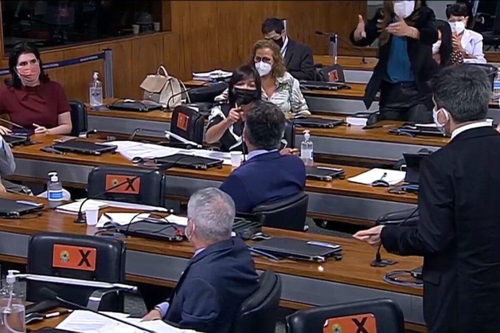 Imagem Ilustrando a Notícia: Bancada feminina e Senadores governistas discutem durante CPI do Covid-19