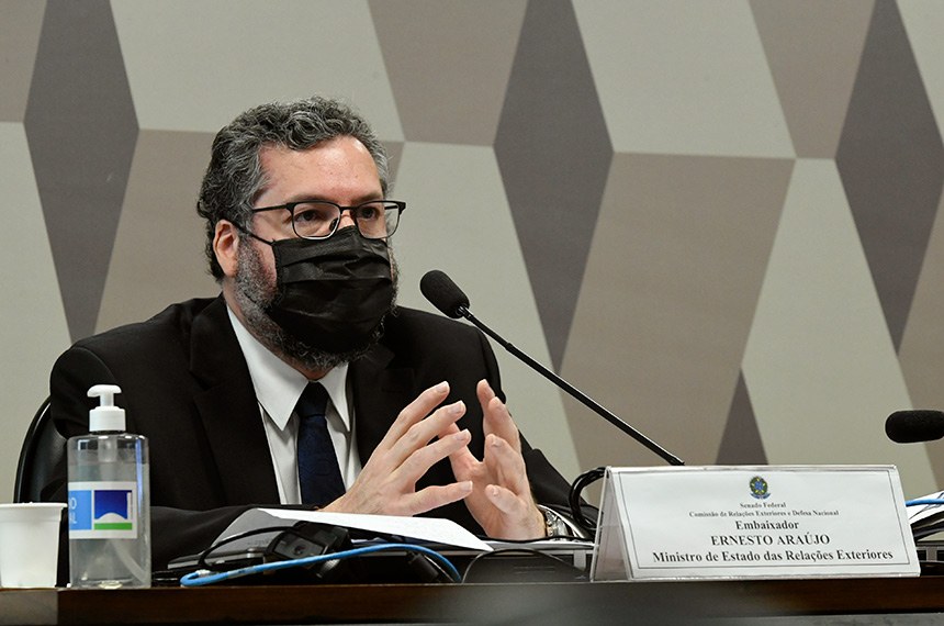 Imagem Ilustrando a Notícia: Ex-ministro Ernesto Araújo presta depoimento à CPI da Covid, nesta terça (18)