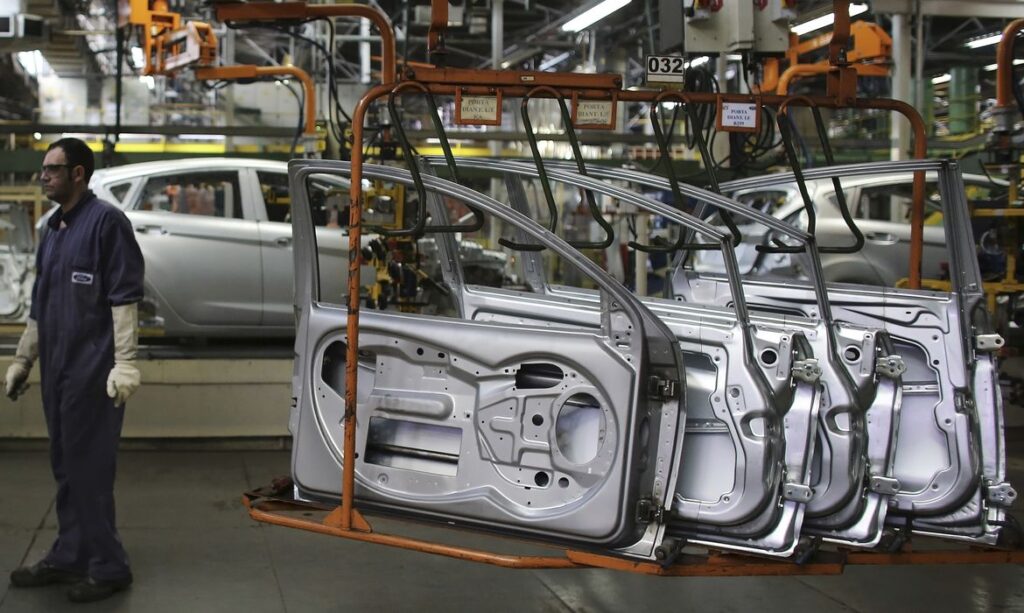 Imagem Ilustrando a Notícia: Produção industrial cai 2,4% em março no Brasil