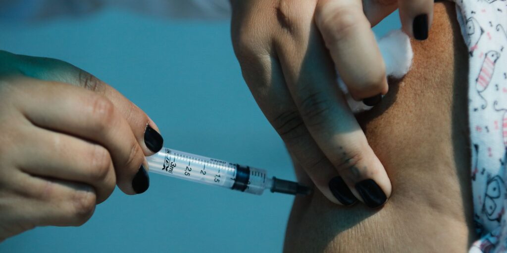Imagem Ilustrando a Notícia: Goiânia amplia público para vacinação contra Covid-19 neste sabádo (22)