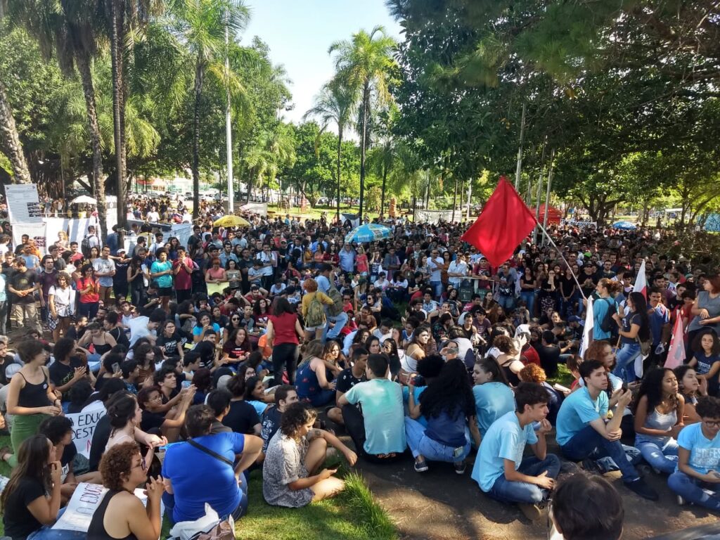 Imagem Ilustrando a Notícia: Estudantes da Universidade Federal de Goiás marcam ato contra corte de orçamento na instituição