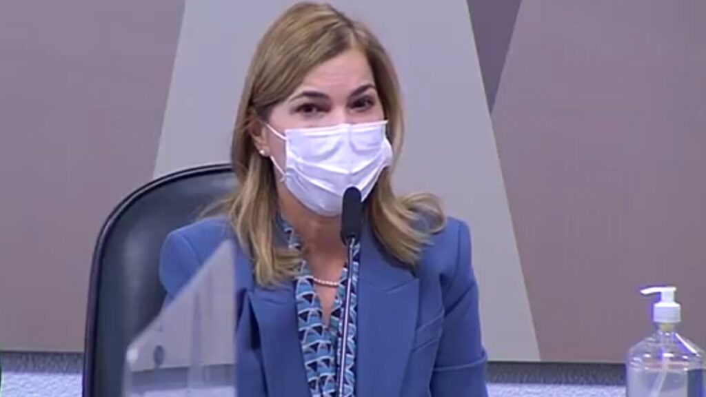 Imagem Ilustrando a Notícia: Mayra Pinheiro, a capitã Cloroquina, nega que defendeu imunidade de rebanho