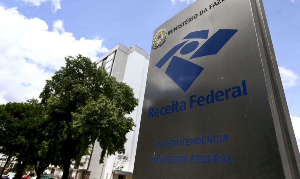 Imagem Ilustrando a Notícia: Receita lança edital para negociar dívidas em litígio de contribuintes