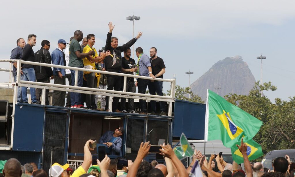 Imagem Ilustrando a Notícia: Aglomeração: após passeio de moto com apoiadores, Bolsonaro discursa sobre pandemia