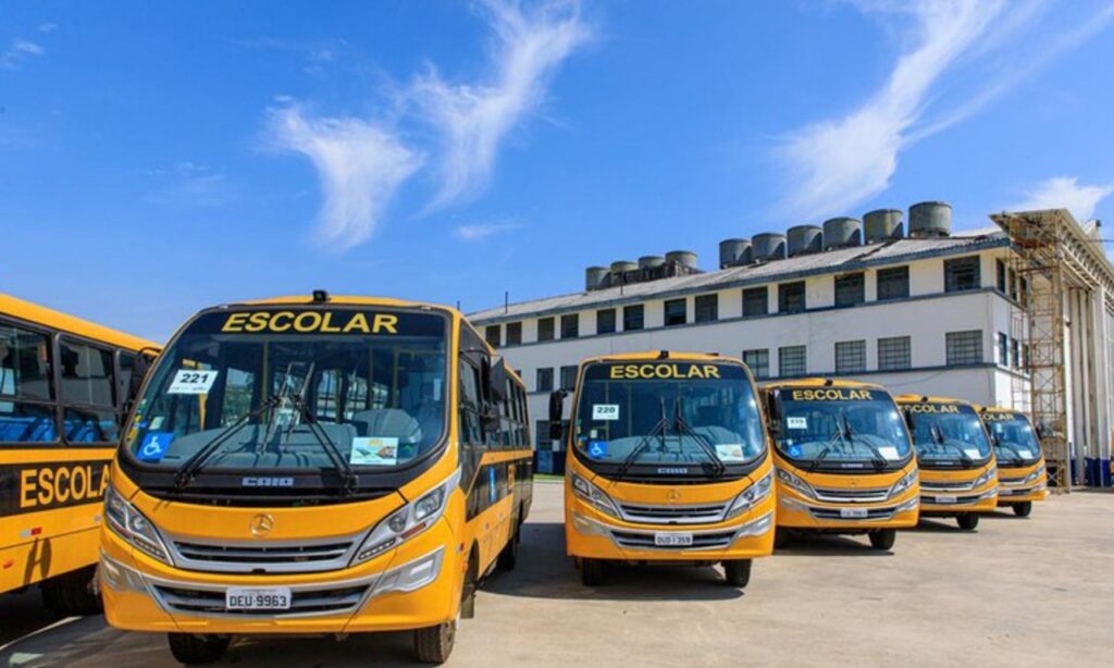 Imagem Ilustrando a Notícia: Por meio do FNDE e MEC, 40 ônibus escolares serão entregues às prefeituras do Estado de Goiás