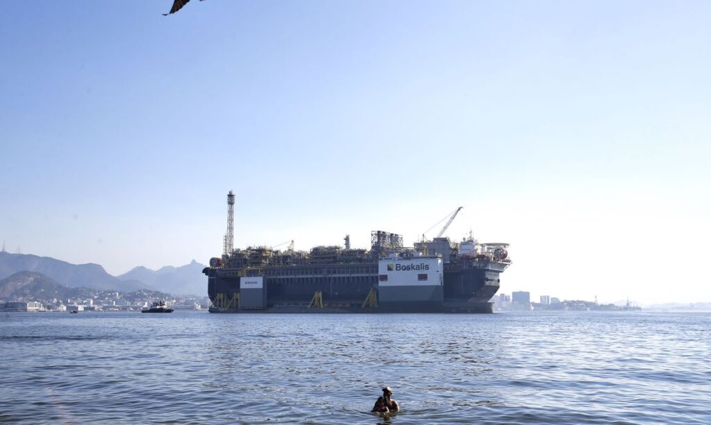 Imagem Ilustrando a Notícia: Petróleo: produção na Bacia de Santos ultrapassa 70% do total nacional