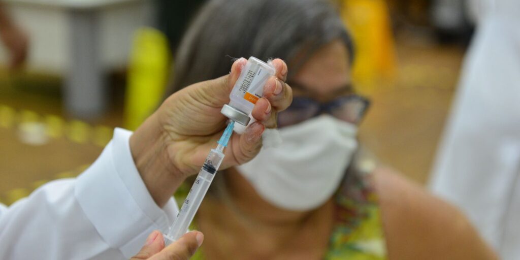 Imagem Ilustrando a Notícia: Dia D: Imunização contra a Covid-19 para pessoas com comorbidades segue nesta sábado (13)
