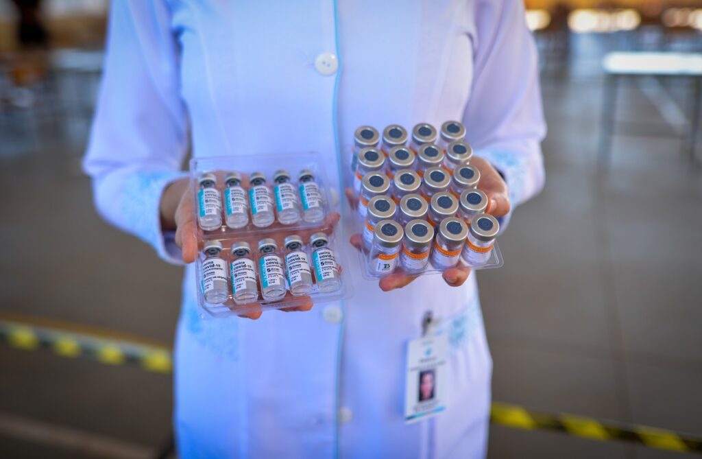 Imagem Ilustrando a Notícia: Goiânia amplia unidades para aplicação da 2ª dose da vacina contra Covid-19, mas interrompe 1ª