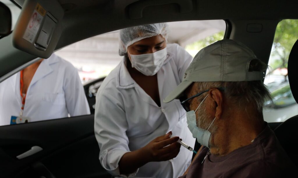 Imagem Ilustrando a Notícia: Vacinação reduz pela metade morte entre idosos com mais de 80 anos, diz UFPel