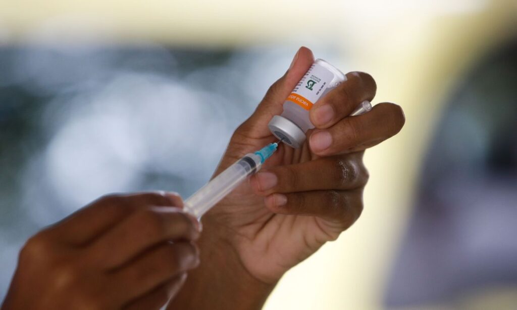 Imagem Ilustrando a Notícia: Ministério da Saúde deve distribuir 6,4 milhões de doses de vacinas contra covid-19