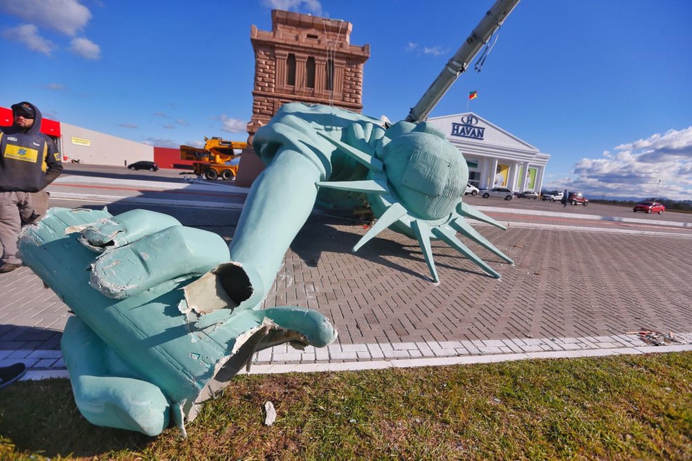 Imagem Ilustrando a Notícia: Fortes ventos derrubam Estatua da Liberdade da Havan no Rio Grande do Sul