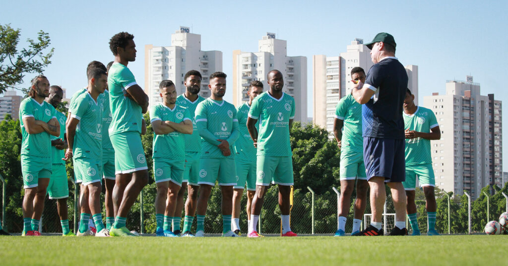 Imagem Ilustrando a Notícia: Goiás busca embalar no campeonato e encara Cruzeiro em má fase e com novo treinador