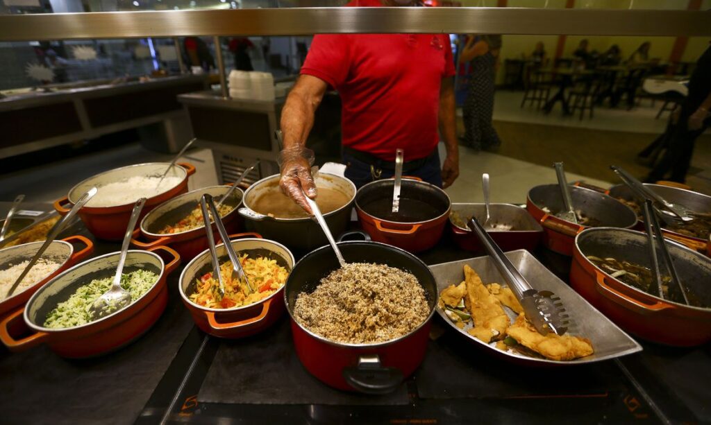 Imagem Ilustrando a Notícia: Crise leva ao fechamento de 40% dos restaurantes de comida a quilo