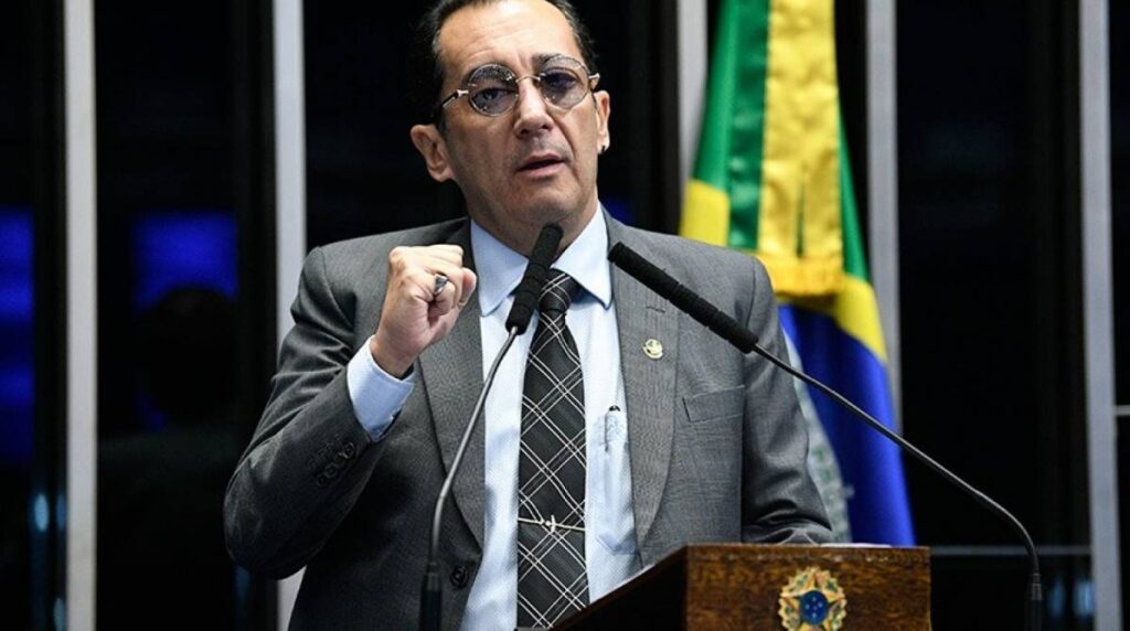 Imagem Ilustrando a Notícia: Kajuru diz que nunca mais pisará em Goiás, após declaração sobre deputado federal goiano. Entenda