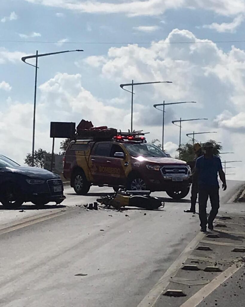 Imagem Ilustrando a Notícia: Bombeiros socorrem mulher que pilotava moto, após colisão com carro, em Caldas Novas