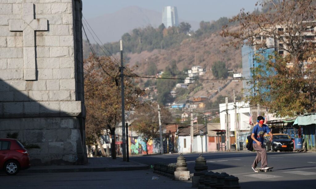 Imagem Ilustrando a Notícia: Após disparada de casos de covid-19, Chile fecha sua capital