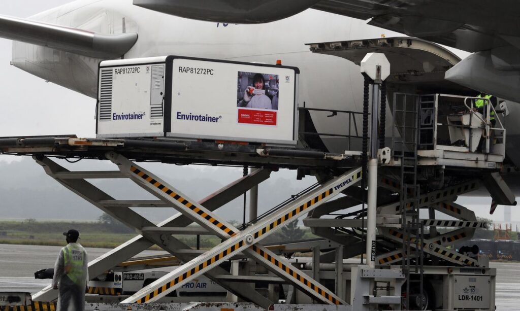 Imagem Ilustrando a Notícia: Chega no Brasil avião com 6 mil litros de IFA para produção de Coronavac