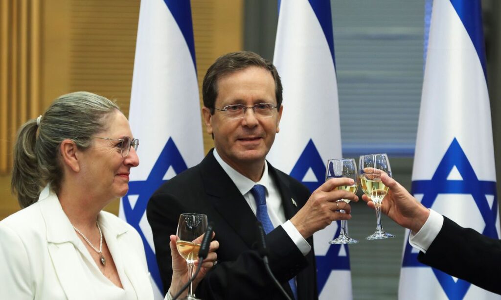 Imagem Ilustrando a Notícia: Ex-político de centro-esquerda, Herzog é eleito presidente de Israel
