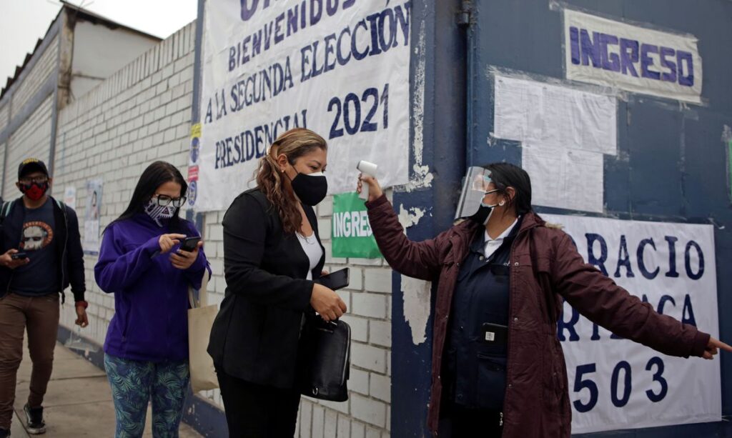 Imagem Ilustrando a Notícia: Peruanos voltam às urnas para decidir futuro presidente