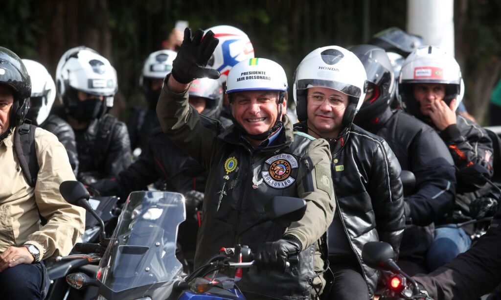 Imagem Ilustrando a Notícia: Bolsonaro participa de ato com motociclistas e é multado por não usar máscara