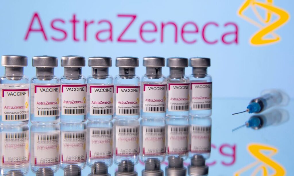 Imagem Ilustrando a Notícia: AstraZeneca: 3ª dose de vacina produz forte resposta imune, diz estudo