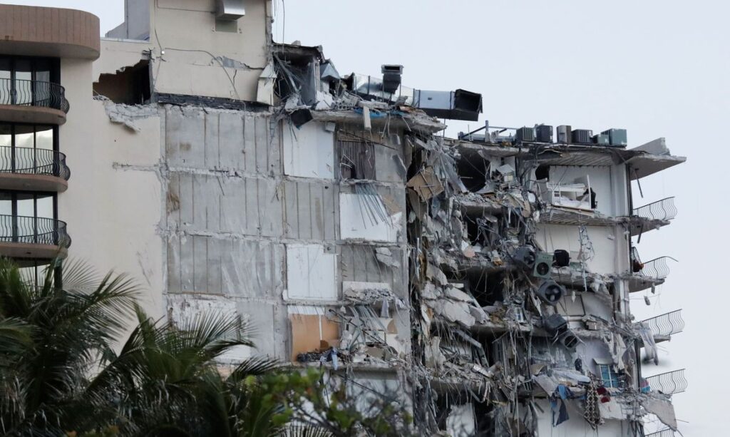 Imagem Ilustrando a Notícia: Dezenas de pessoas estão desaparecida em desabamento de prédio na Flórida (EUA)