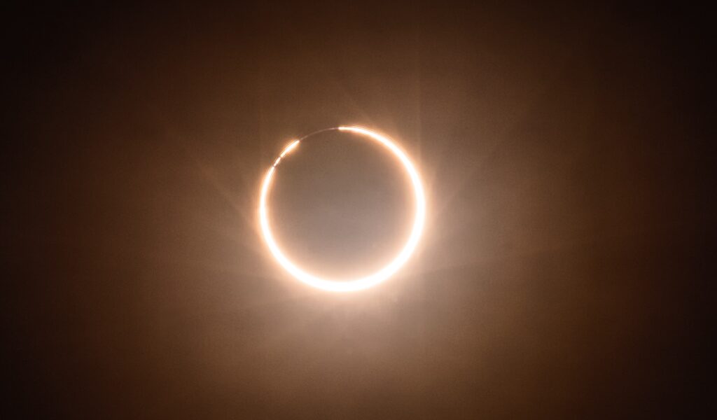 Imagem Ilustrando a Notícia: Eclipse anular acontecerá nesta quinta-feira (10) e será transmitido pela internet