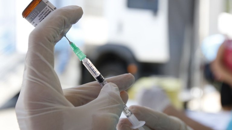Imagem Ilustrando a Notícia: Campanha de vacinação contra a Covid-19 em Goiânia segue imunizando pessoas a partir de 45 anos