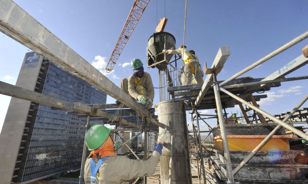 Imagem Ilustrando a Notícia: Construção civil sinaliza retomada da economia após 2 anos em baixa