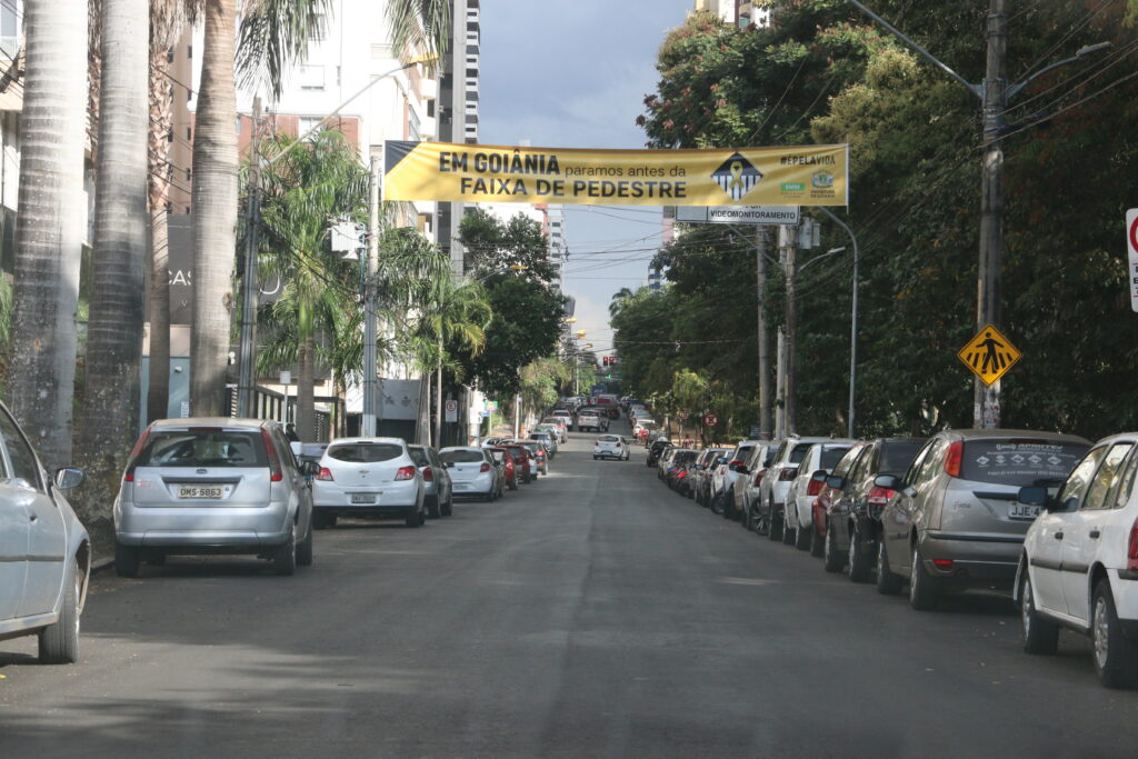 Imagem Ilustrando a Notícia: Ruas recapeadas ficam semanas sem sinalização