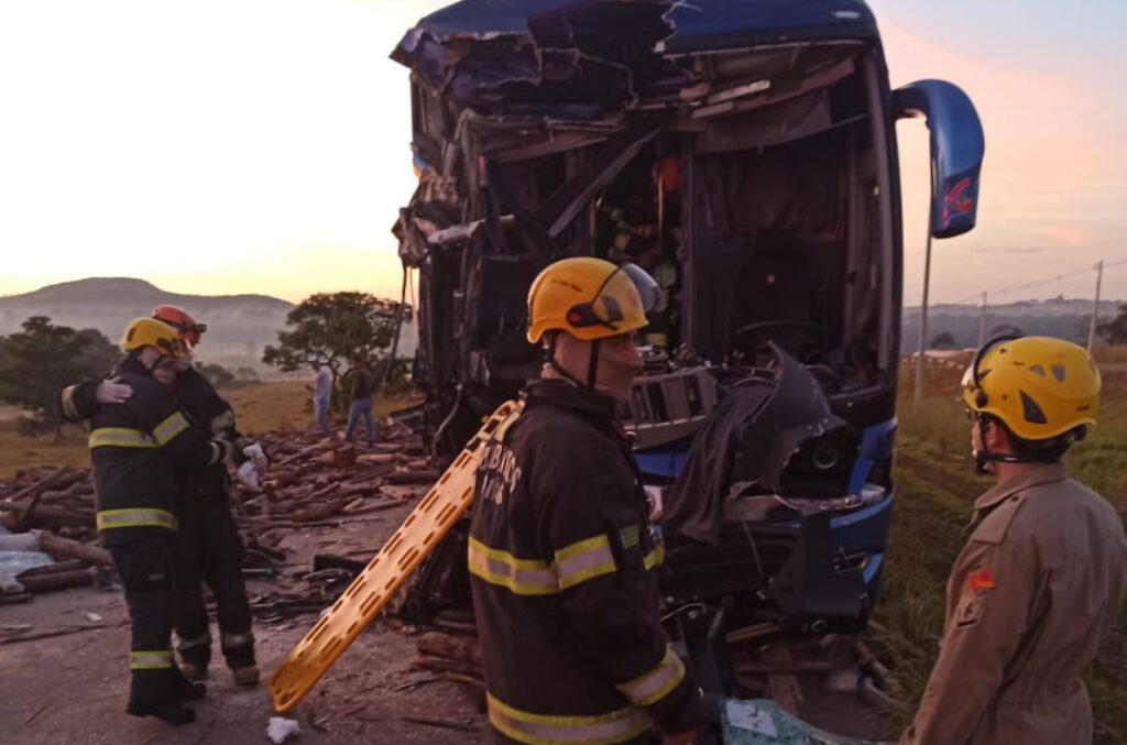 Imagem Ilustrando a Notícia: Colisão entre caminhão e ônibus deixa oito feridos na GO-020, em Senador Canedo