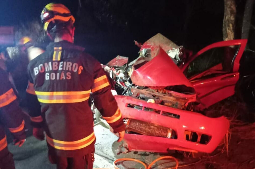 Imagem Ilustrando a Notícia: Colisão entre carro e caminhão deixa dois mortos na BR-153, em Jaraguá