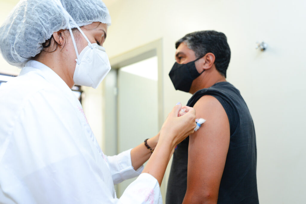 Imagem Ilustrando a Notícia: Em menos de um mês, Goiás aplicou mais de 700 mil primeiras doses de vacinas contra a covid-19