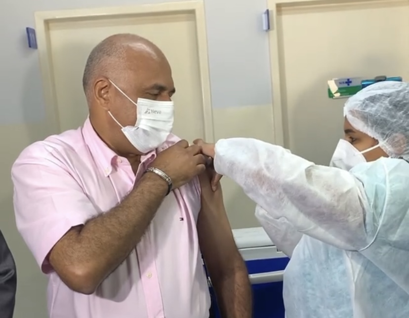 Imagem Ilustrando a Notícia: Prefeito Rogério Cruz recebe a primeira dose da vacina da Pfizer