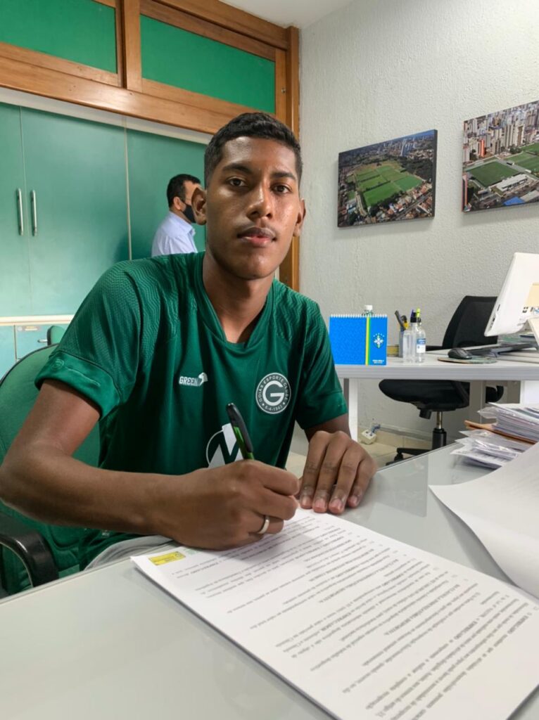 Imagem Ilustrando a Notícia: Zagueiro Luís Mina assina contrato profissional com Goiás até final de 2023