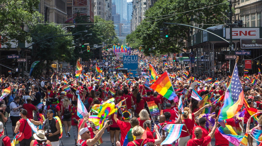 Imagem Ilustrando a Notícia: Para comemorar o mês do Orgulho LGBTQ+, empresas mudam logo e fazem campanhas nas redes sociais