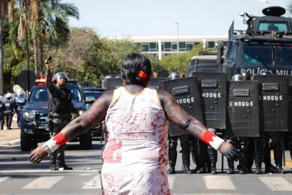 Imagem Ilustrando a Notícia: Ato em Brasília é reprimido pela polícia e deixa indígenas feridos