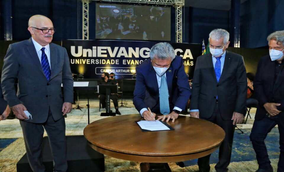 Imagem Ilustrando a Notícia: Caiado assina portaria que transforma Centro Universitário de Anápolis em UniEvangélica