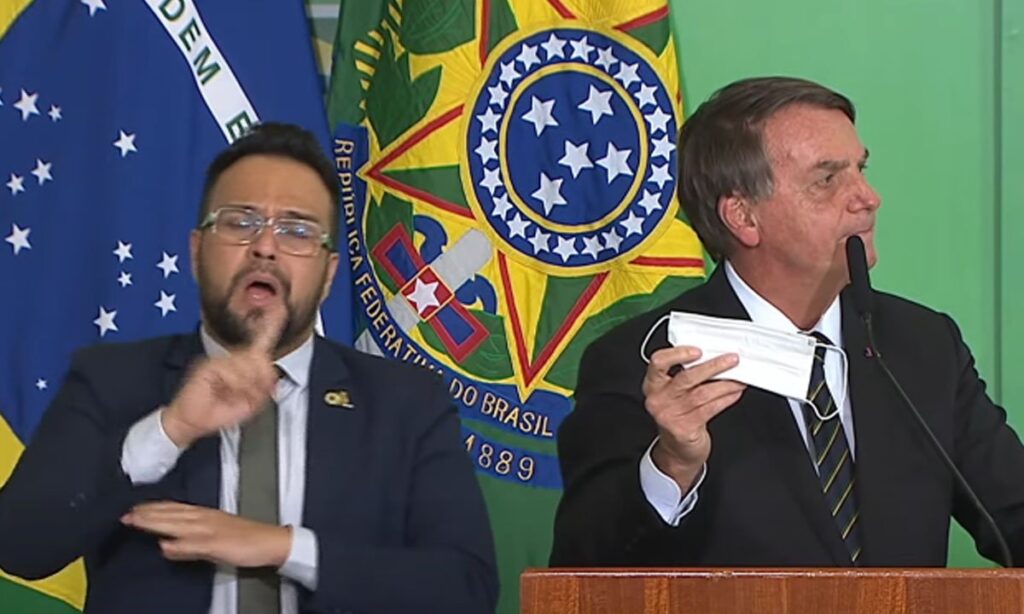 Imagem Ilustrando a Notícia: Contrariando dados científicos, Bolsonaro quer derrubar obrigatoriedade de máscara