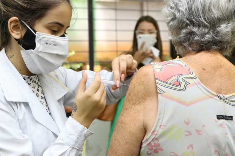 Imagem Ilustrando a Notícia: Demonstrando um avanço das vacinas, registro de idosos mortos por Covid-19 reduz