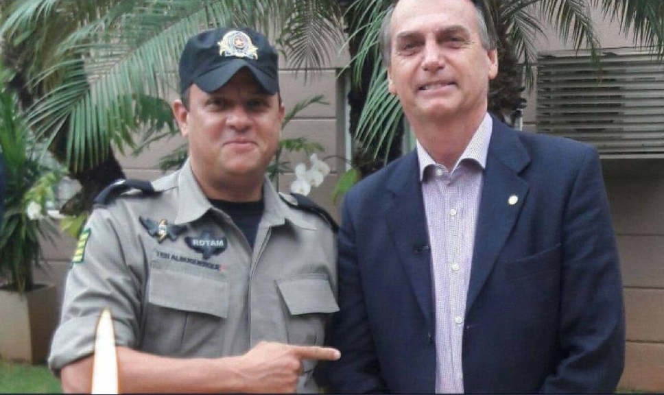 Imagem Ilustrando a Notícia: PM que prendeu professor com faixa escrita “Fora Bolsonaro Genocida” é afastado e responderá inquérito