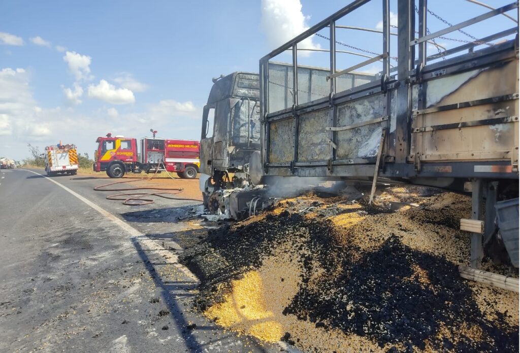 Imagem Ilustrando a Notícia: Caminhão carregado de milho pega fogo na BR-153